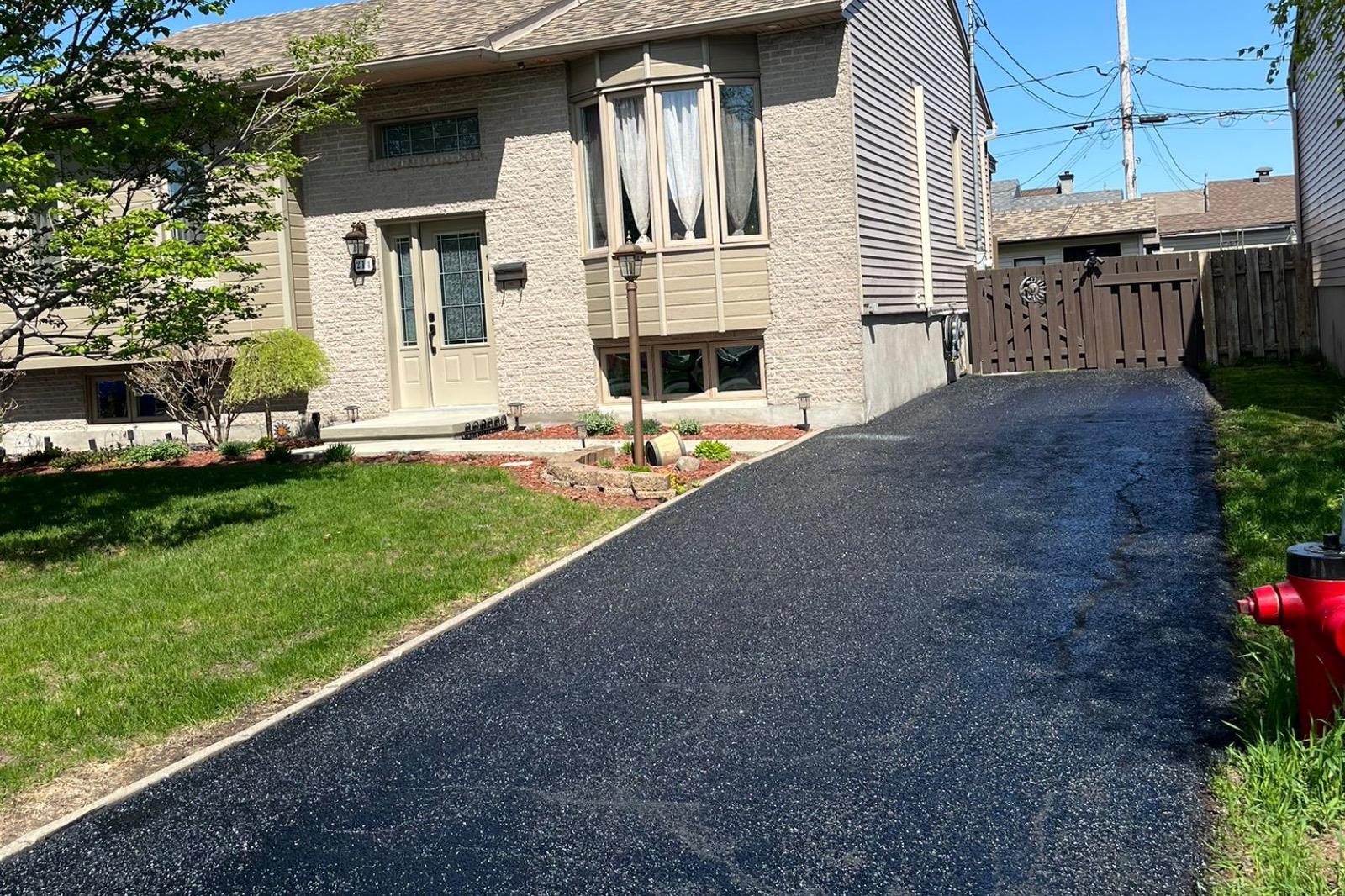 Allée asphaltée remise à neuf au scellant — Après