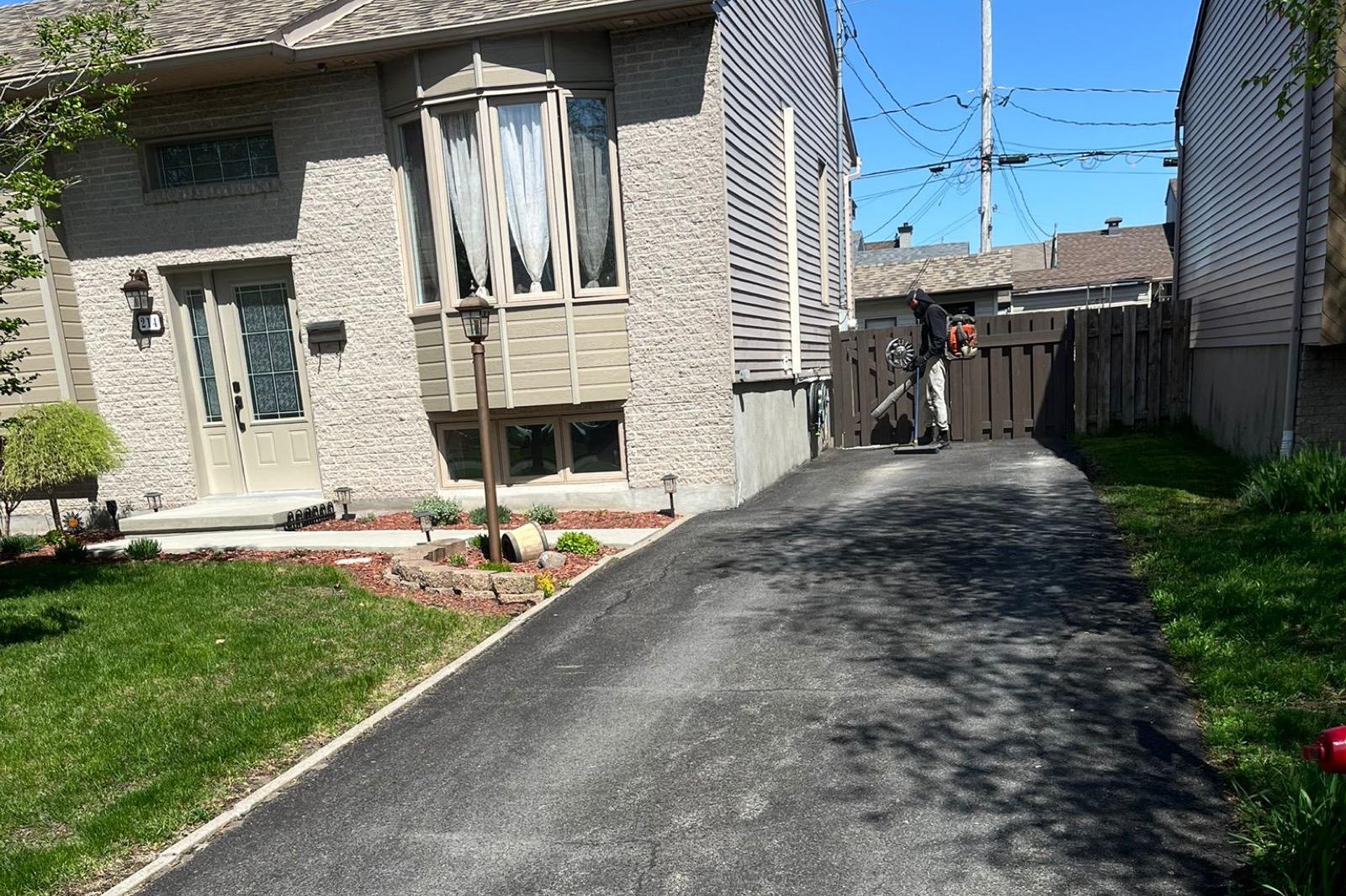 Allée asphaltée remise à neuf au scellant — Avant